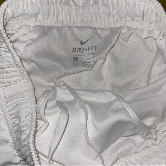 size xs white nike shorts - Picture 2 of 3